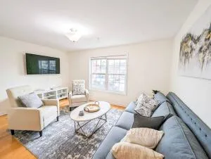 Luxury & Stylish Townhome, King Beds, W/D, Garage - Schenectady