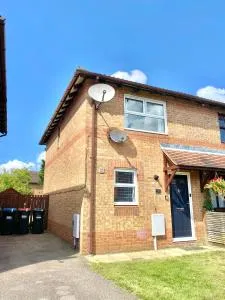 FREE PRIVATE PARKING! Central MK Home, Driveway and Garden! FULLY EQUIPPED 4 BEDS! Train station 5 Mins - Loughton