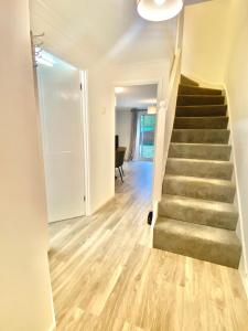 Central MK Home, Garden and Free Private Driveway Parking! 4 Beds Fully Equipped Train station 5 Mins