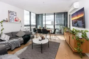 Coveted Collingwood - Balcony Hideaway with Views - Melbourne