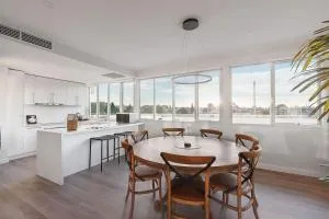 The Soleil - Stylish Penthouse with Private Terrace - Malvern