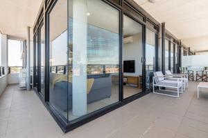 Terra Cotta - Brunswick Retreat with Breezy Balcony