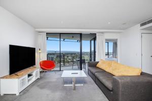 Central and Scenic Riverside Retreat at Surfers