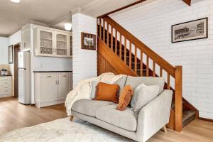 Brightly Beachside -Jetty Rd meets the Ocean