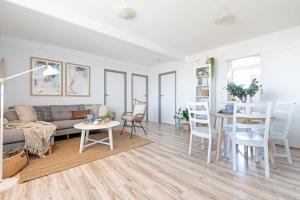 Scandi Beach Breeze Minutes from Glenelg Beach