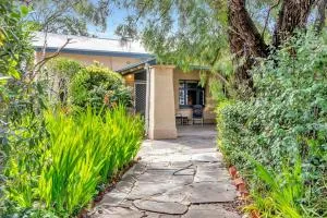 East Parklands Cottage - A Dreamy Garden Hideaway - Burnside