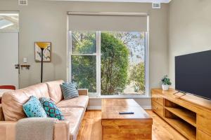 East Parklands Cottage - A Dreamy Garden Hideaway