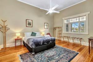 East Parklands Cottage - A Dreamy Garden Hideaway