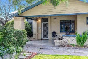 East Parklands Cottage - A Dreamy Garden Hideaway