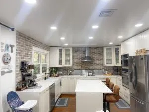 Cheerful 4-Bedroom Lake Home with fireplace - Lake Mohawk