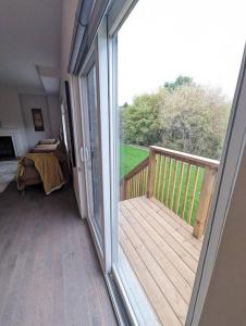 Stylish 5-Bedroom Retreat Near Port Dover and Turkey Point Beach