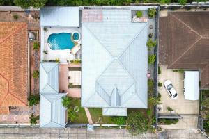 6 Bedroom Tropical Oasis with Pool & Jacuzzi V6