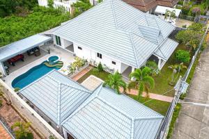 6 Bedroom Tropical Oasis with Pool & Jacuzzi V6