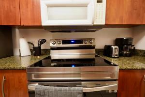 City & Sea View+FREE Parking Modern Condo