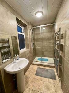 House in a quiet neighbourhood with private drive