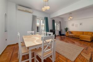 Spacious 2bd apartment next to Athens Archeological museum