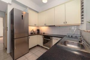 Spacious 2bd apartment next to Athens Archeological museum