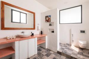 Open House by StayVista - Nestled in nature, featuring a Swimming pool & Expansive lawn for a serene retreat