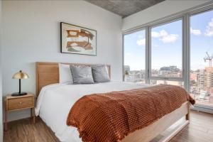 W Loop 2BR w pool gym lounge nr L CHI-748