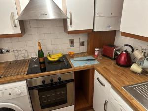 WAVES AT WESTCLIFF by BOURNECOAST - A Holiday Apartment Just a Short Walk from the Town Centre, Pier and Sandy Beaches - FM1702