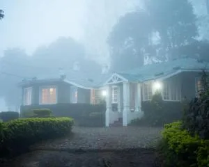 Gundumala Planters Bungalow - Tentgram - Munnar