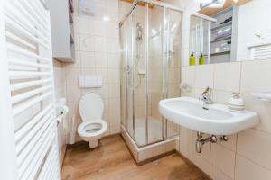 Apartment (2 Adults + 1 Child) with Lake View room in Kamenhof