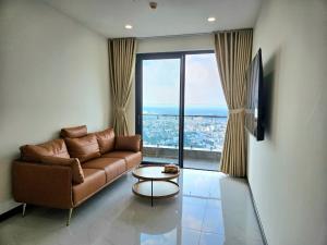 C Sky View: 2 BR Apartment Free GYM & POOL