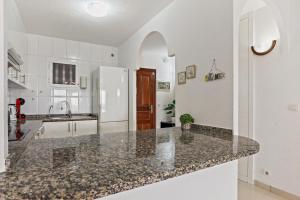 INCREDIBLE SUNSET Apartment, Huge Terrace, Parking, Air C