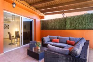 Home2Book Fantastic 160m2 Terrace Flat & BBQ