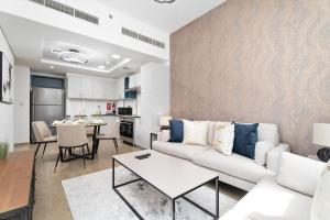 Nasma Luxury Stays - Home-Style 2BR Apartment with a Balcony View