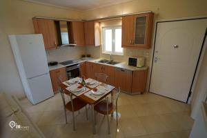 On The Wave - Modern Beachfront Apartment in Kalamata