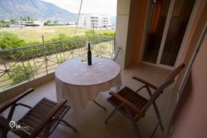 On The Wave - Modern Beachfront Apartment in Kalamata