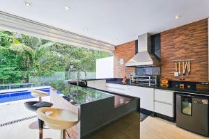 Casa de 400m² e piscina próximo à praia