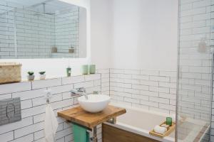 Comfortable 3 room apartment I 81 m2 I Central l Self-Check-In I WiFi & Netflix