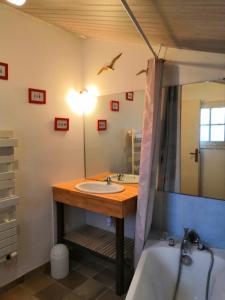 Maisons de vacances Grande maison pour 6 personnes - 300m de la plage : photos des chambres