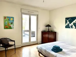 Bright and quiet apartment - free parking - 索西姆