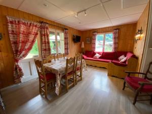 Chalets Chalet proche des commerces, 6 personnes, 2 chambres - CH16 : photos des chambres