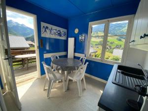 Chalets Chalet proche des commerces, 6 personnes, 2 chambres - CH16 : photos des chambres