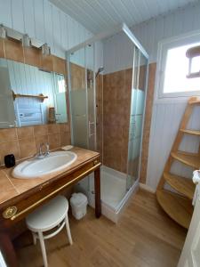 Chalets Chalet proche des commerces, 6 personnes, 2 chambres - CH16 : photos des chambres