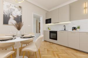 Bright & Elegant Apartment Warsaw by Renters