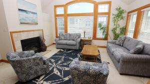 Oceanside, Hot Tub, Close to Shopping, BU14, Green Grass and High Tides