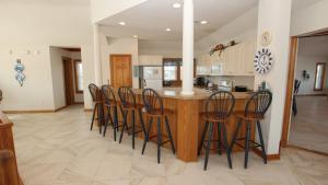 Oceanside, Hot Tub, Close to Shopping, BU14, Green Grass and High Tides