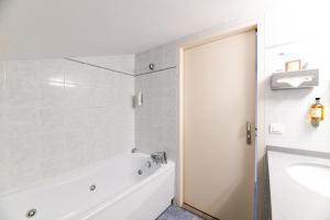Hotels Hotel Le Pavillon Bleu : photos des chambres