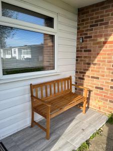 192, Two bed newly refurbished chalet on Sund0wner Holiday Park - Sleeps 5, pet friendly - Includes electricity, bed linen and towels - Entertainment options close by