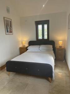 2 Bed Flat - Sleeps 6 - Pool - Garden - Parking