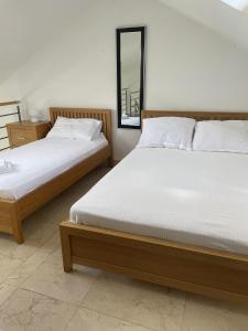 2 Bed Flat - Sleeps 6 - Pool - Garden - Parking