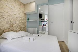 Tiny boutique studio in Paris 11