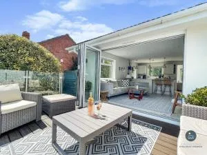 Seafeathers - Luxury Holiday Home with Sea Views - Overcombe