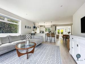 Seafeathers - Luxury Holiday Home with Sea Views