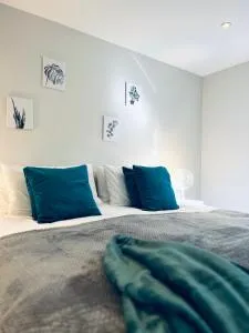 Absolutely Beautiful Hemel Hempstead 2-bedroom for 1-5 Guests - contractors welcome - Wigginton Absolutely Beautiful Hemel Hempstead 2-bedroom for 1-5 Guests - contractors welcome - Wigginton